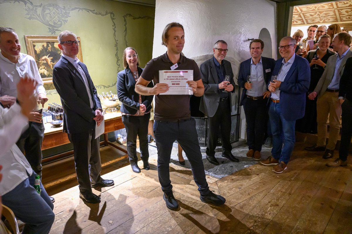 AfibNo's tweet photo. The best oral abstract presentation award went to @kajsastraat; the best poster award went to dr. Jonatan Fernstad. The awards were presented by @drjohnm, @Jocasta_Ball &amp; dr Sam Franklin. @hakonkornstad mesmerized us with his jazz saxophone and his operatic tenor 🎷🎶 https://t.co/hKLnPQ6q8y