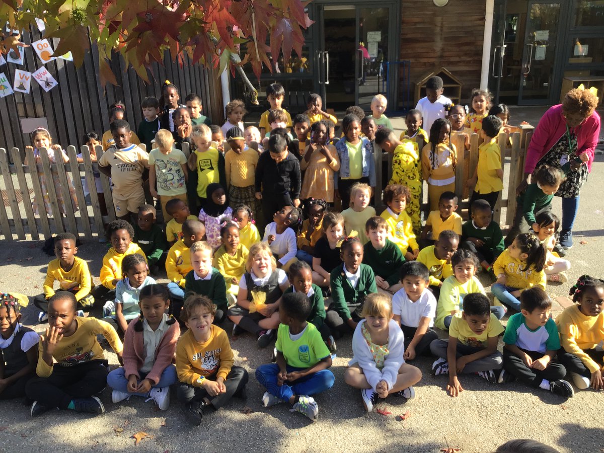Discovery_Y1's tweet photo. We are wearing yellow and look as bright as the sun today to raise awareness of children's mental health. 
#HelloYellow 
#Youngminds https://t.co/c4oNfkP2Cz