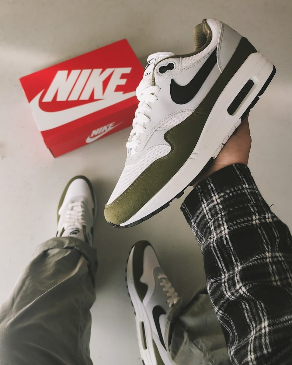 thedropdate's tweet photo. Who copped the NIKE AIR MAX 1 'MEDIUM OLIVE' this morning? A perfect autumn colourway for the flagship Air Max silhouette. Still sizes available, check link to shop - https://t.co/L0fLvBrJDP

#nike #airmax #am1 #thedropdate #ad https://t.co/A1kiHCv56w