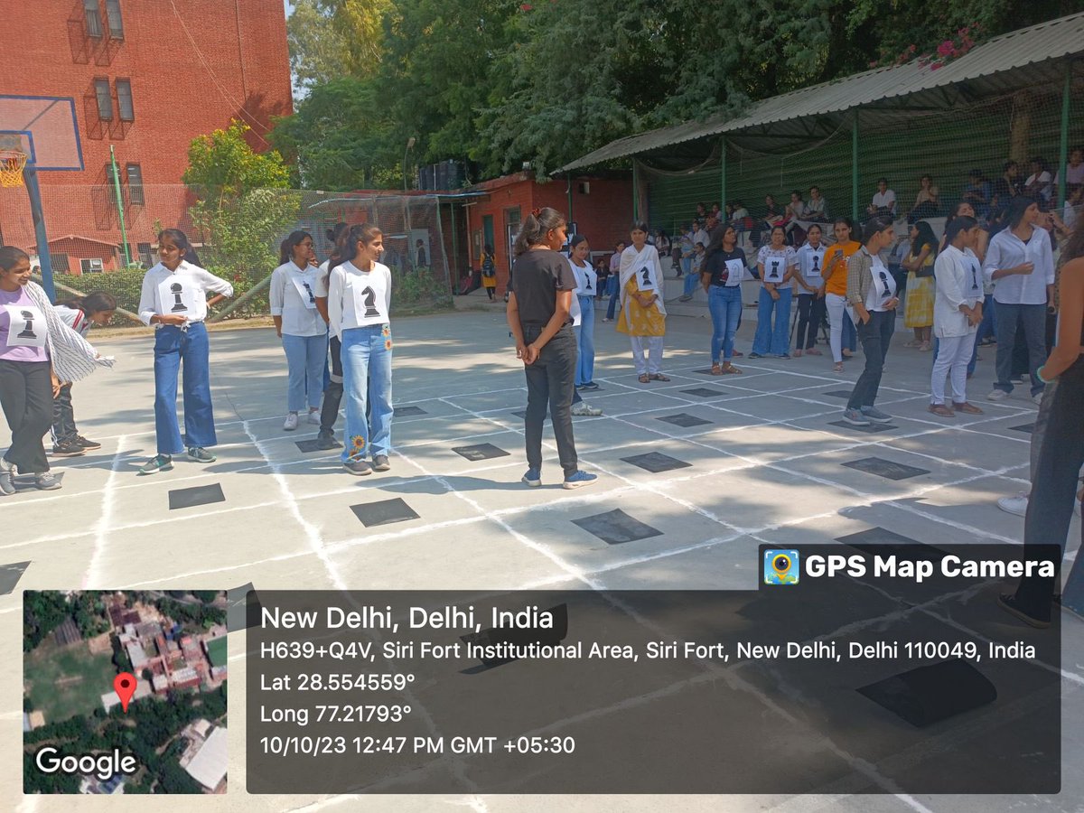 gargimediacell's tweet photo. Human Chess’ was organised by Zenith Association on 10/10/23 in the basketball ground. Students of life and physical sciences represented human sized chess pieces. #lifesciences
#physicalsciences
#zenith #humanchess #gargicollege https://t.co/iXU1YeMwr1