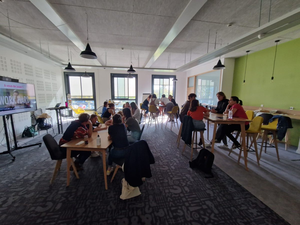 Aujourd'hui a lieu la journée professionnelle pour les référent.e.s communication des #MissionsLocales des Pays de la Loire !

Au programme de la journée :
💬 beaucoup d'échanges de pratiques
🔜 des projections pour la communication en 2024
🤝 des ateliers en sous-groupes