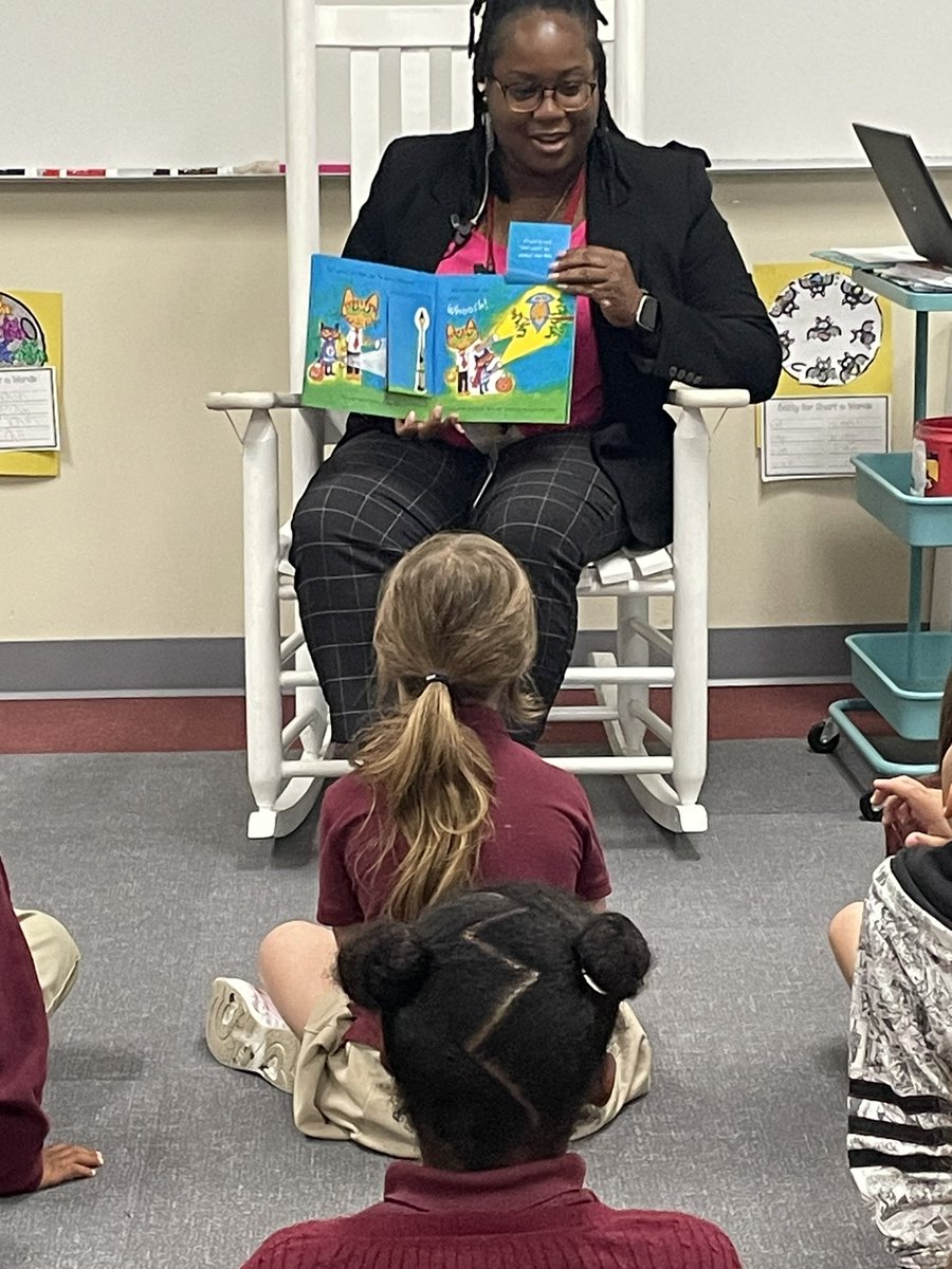 MsEKilbourn's tweet photo. We earned @PrycelessAP as our guest reader for filling a jar with compliments, good reports from specials, and following class rules. We loved hearing her read! #goingplaces #hawnlife #onlyatthehawn @IvyHawnSuhr https://t.co/8rY6EUhP72