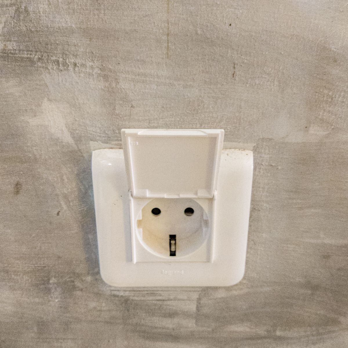 _welt_schmerz_'s tweet image. #iseefaces #poweroutlet #steckdose #gesicht