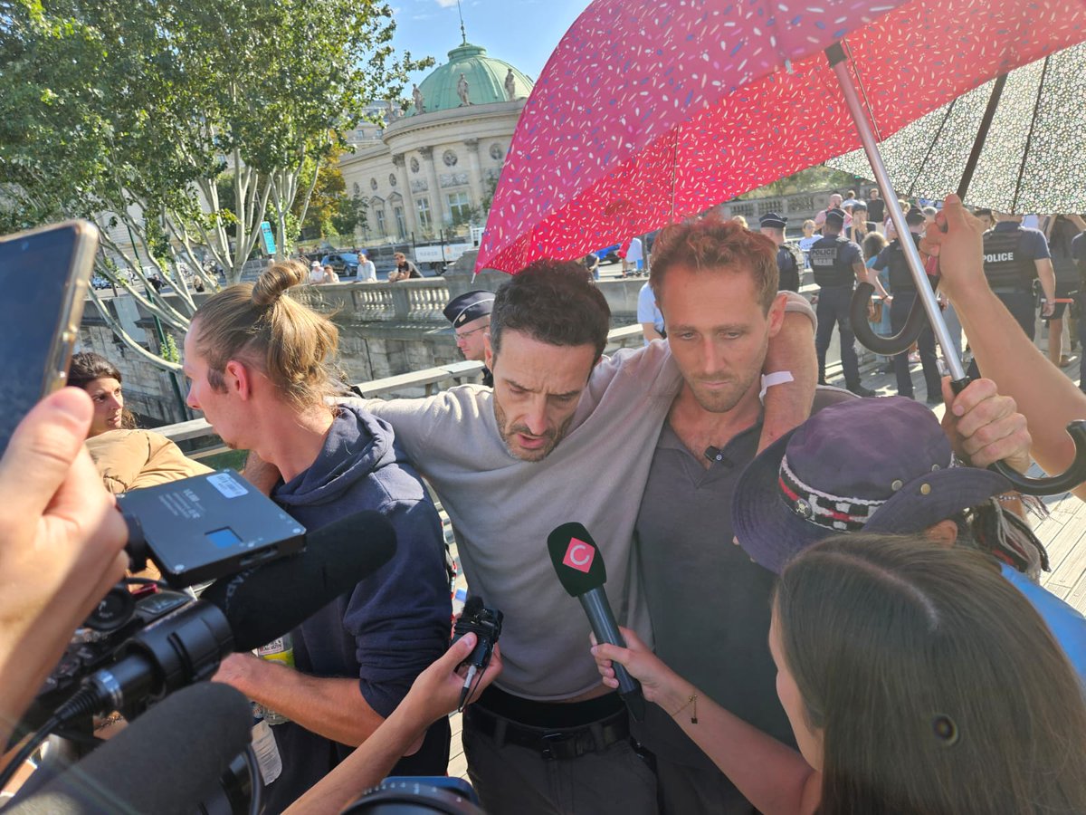 Première victoire ! Sous les applaudissements, <a href="/BrailThomas/">Thomas Brail</a> et les grévistes du <a href="/GNSA_arbres/">GNSA 🌳 Groupe National de Surveillance des Arbres</a> annoncent que les travaux de l'#A69 sont suspendus jusqu'à une réunion des élus occitans vendredi.

La fin de plus d'un mois de grève de la faim. Le combat continue !