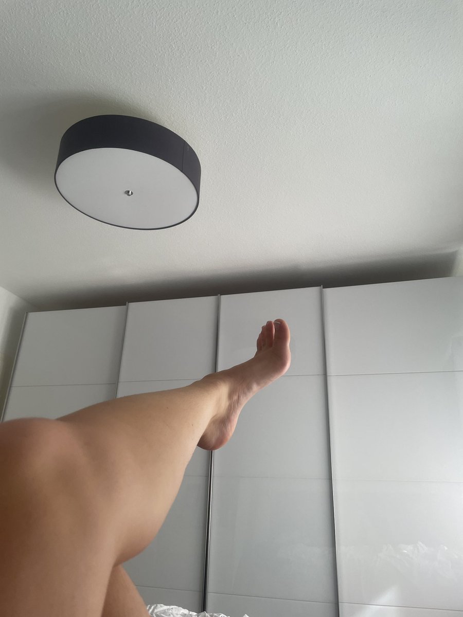 GeldherrinK's tweet photo. Wer will mein neuer #sklave sein ??😈 #paypig #sissy #Geldherrin #geldgeil #findom https://t.co/sNZ53B7KJh