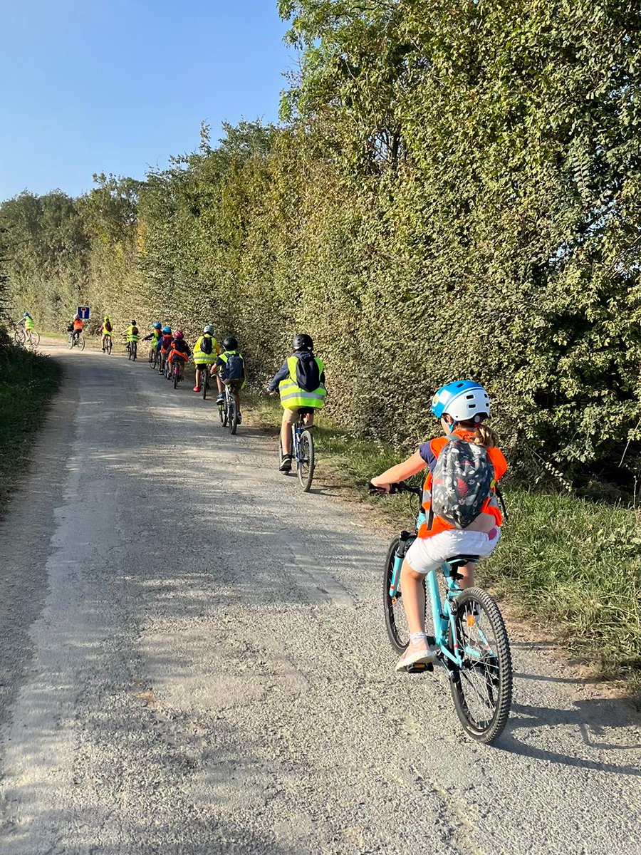 usep17's tweet photo. 🚴‍♀️Boucle de 14km pour 50 CM1-CM2 de St Sauveur d’Aunis pour valider le Bloc 3 du #SRAV

@DSDEN17 @departement17 @cpdeps17 @usepnationale @UFOLEP @Casden_BP @groupe_mgen @weblaligue https://t.co/fLGjrnCUch