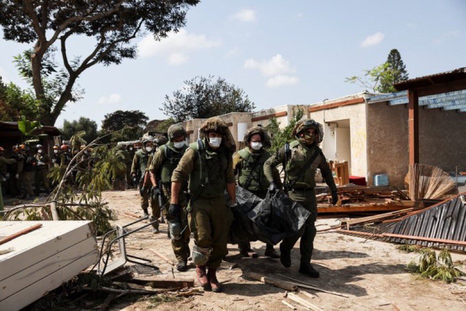 🇮🇱 | Informa el medio israelí i24 que el grupo terrorista Hamas ha decapitado a bebes en el Kibbutz Kfar Aza. Hay en total 40 bebes muertos. No voy a subir las imágenes. No tengo palabras. Todavía me cuesta creer que hay gente defendiendo estas atrocidades. No son humanos.