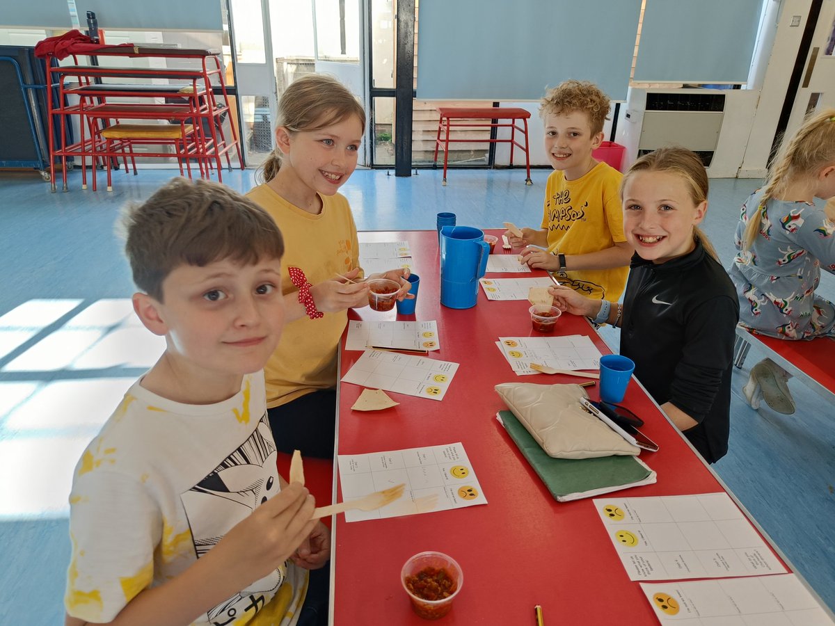 MaundeneSchool's tweet photo. The Junior Leadership Team loved the 'Chilli-no Carne', the vegetarian option of chilli without meat! #pupilvoice #Chartwells #Menutasting @IPAT_Edu @carpenter_rob https://t.co/a9rcUItqLL