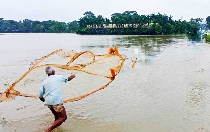 হোসেনপুরে মাছ শিকারের মহোৎসব