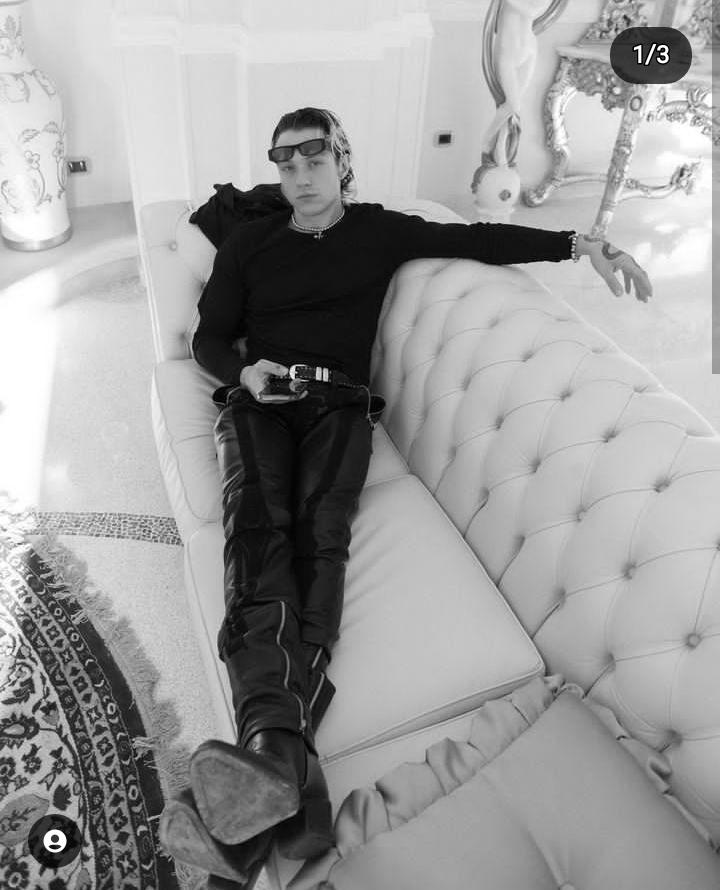 sognofragile_'s tweet photo. Ma tu sei un pazzo che posti all' improvviso non si fa' così ho il cuore debe🥺😻😻❤️🩹 #irama #nostress #nostresstuor #plumers https://t.co/HoYZA0Zx5M