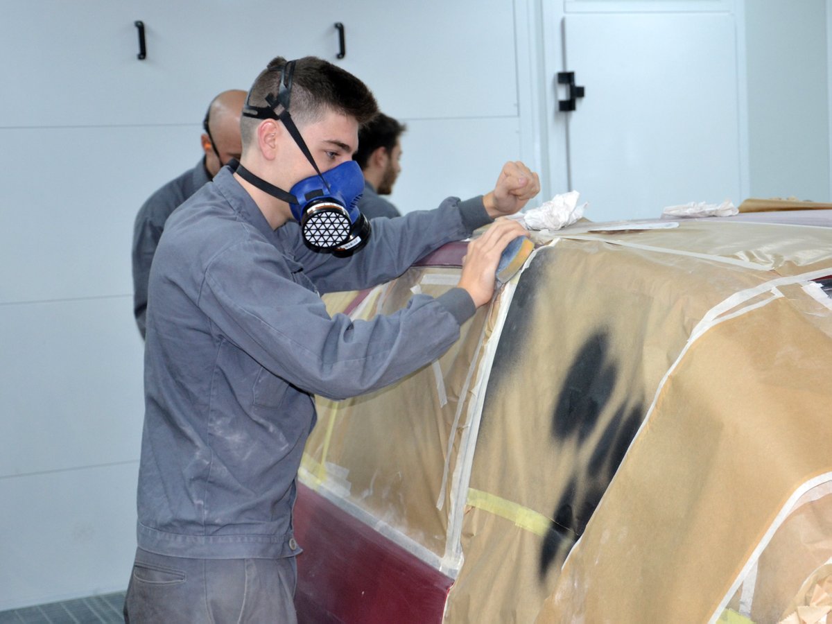 CFSomorrostro's tweet image. 🚗Alumnado de 2º del Ciclo de Automoción en las nuevas cabinas de lijado #Plenum para la preparación del vehículo antes de pasar a la zona de pintado. Disponen de un aporte extra de aire vertical en recirculación que proporciona una mayor seguridad para los usuarios

@HETELFP