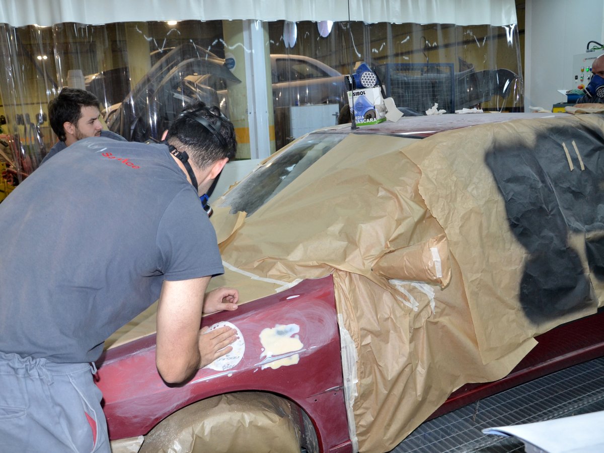 CFSomorrostro's tweet image. 🚗Alumnado de 2º del Ciclo de Automoción en las nuevas cabinas de lijado #Plenum para la preparación del vehículo antes de pasar a la zona de pintado. Disponen de un aporte extra de aire vertical en recirculación que proporciona una mayor seguridad para los usuarios

@HETELFP