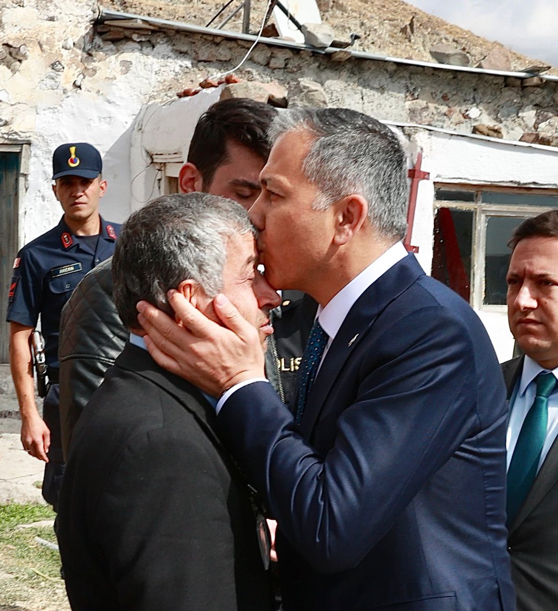 AliYerlikaya's tweet photo. Kahraman polisimiz Cihat Ermiş dün İstanbul Büyükçekmece’de ihbar üzerine gittiği bir evde açılan ateş sonucu şehit edilmişti.

Ankara Haymana’da şehidimizin kıymetli babası Şefik ağabeyimizi ziyaret edip, dua ettik.

Cumhurbaşkanımız Sayın @RTErdogan da şehidimizin babasıyla telefonla görüştü, başsağlığı diledi.

Şehidimizin ailesi ve 2 yaşındaki evladı Kemal Asaf artık bu vatana emanet🇹🇷

Kahramanımızın makamı âli, ruhu şad olsun.