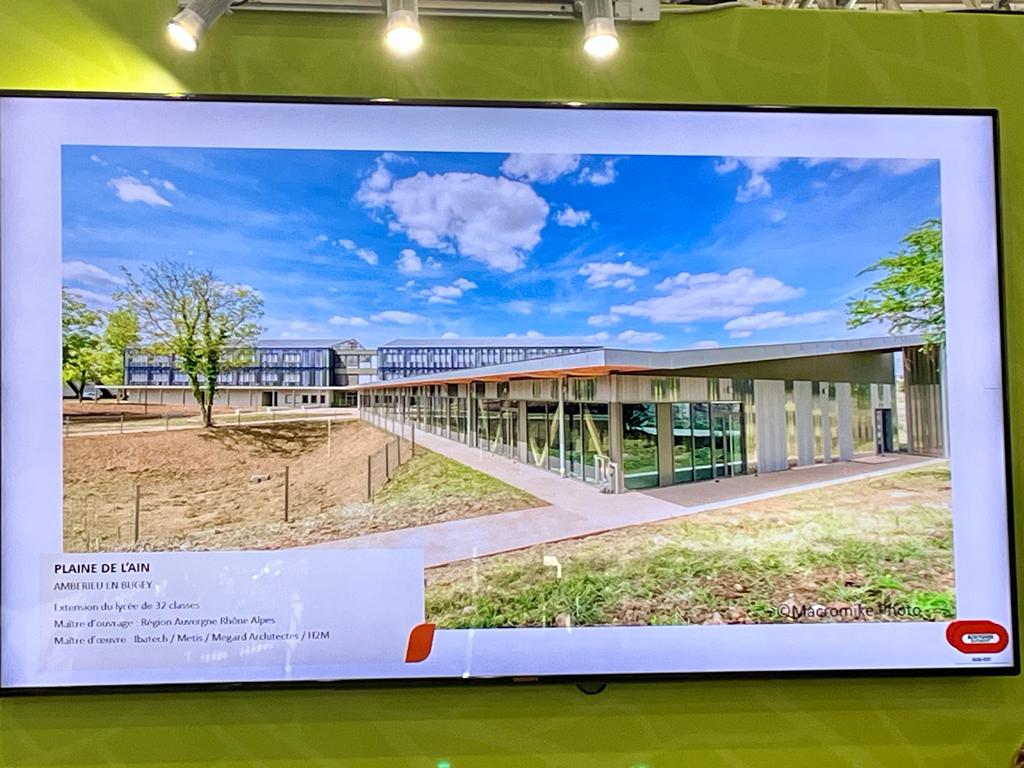 Bouygues_C's tweet photo. Les matériaux bas carbone ne sont pas en reste ! Mathilde Fras, responsable développement commercial au sein de #WeWood chez Bouygues Bâtiment France, nous parle construction #bois. https://t.co/1fIue2SN8I