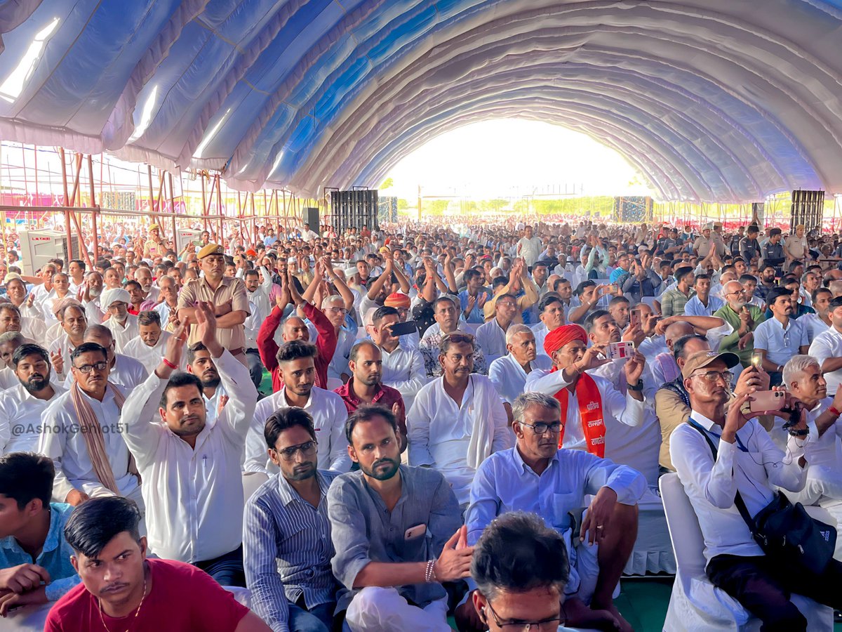 ashokgehlot51's tweet photo. स्मरण, लोकार्पण, अनावरण !

राजस्थान की अमर विभूति पं.भंवरलाल शर्मा जी के स्मृति स्थल का लोकार्पण किया। साथ ही उनकी अष्टधातु की प्रतिमा का अनावरण कर इस महान विराट व्यक्तित्व का स्मरण किया। https://t.co/Mcc20hraJb