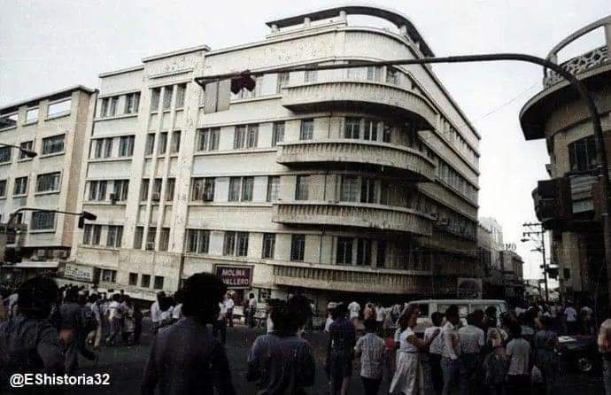 alertanoti's tweet photo. HACE 37 AÑOS UN TERREMOTO DESTRUYÓ SAN SALVADOR; HAY EDIFICIOS QUE CONTINÚAN SIN SER DEMOLIDOS 

Hoy se cumplen 37 años del terremoto del 10 de octubre de 1986, que dejó 1,530 fallecidos, 10,000 heridos, 200,000 damnificados y $1,031 millones en pérdidas.

El sismo de magnitud de 5.7, fue un movimiento horizontal de las fallas bajo San Salvador, a una profundidad de entre 9.9 y 10.9 kilómetros.

Según el informe de la Comisión Evaluadora, creada por el Gobierno de José Napoleón Duarte, resultaron más de 1200 inmuebles a nivel nacional con graves fallas. En San Salvador hay edificios y condominios con severos daños irreversibles pero que aún continúan sin ser demolidos.