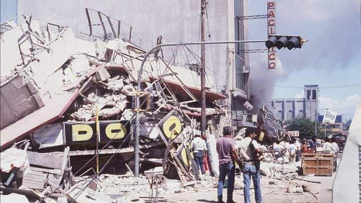 alertanoti's tweet photo. HACE 37 AÑOS UN TERREMOTO DESTRUYÓ SAN SALVADOR; HAY EDIFICIOS QUE CONTINÚAN SIN SER DEMOLIDOS 

Hoy se cumplen 37 años del terremoto del 10 de octubre de 1986, que dejó 1,530 fallecidos, 10,000 heridos, 200,000 damnificados y $1,031 millones en pérdidas.

El sismo de magnitud de 5.7, fue un movimiento horizontal de las fallas bajo San Salvador, a una profundidad de entre 9.9 y 10.9 kilómetros.

Según el informe de la Comisión Evaluadora, creada por el Gobierno de José Napoleón Duarte, resultaron más de 1200 inmuebles a nivel nacional con graves fallas. En San Salvador hay edificios y condominios con severos daños irreversibles pero que aún continúan sin ser demolidos.