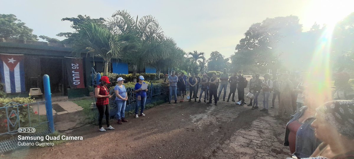 Yoandrys81MB's tweet photo. Se realiz matno espc en homje a l jornd Kmilo-Che, x el Día  d la Cultura Cubana y x l inicio de l luch d Indpndcia, con s espíritu, jóvenes y trabjdres d algun emp del Níquel en #Moa, partron a recoger café en Farallones.
#CubaViveSuHistoria
#CarlosManuelCéspedesVive
#CTCMoa https://t.co/OcMoq1Srqt