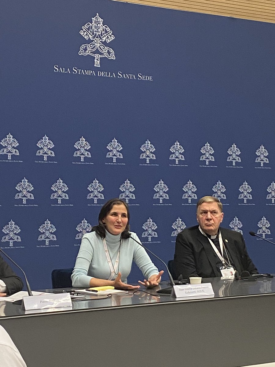 <a href="/Synod_va/">Synod.va</a> <a href="/glorialilianafr/">Liliana Franco</a> comparte en la #SalaStampa sobre la respuesta que viene dando la <a href="/clar_vr/">CLAR - Confederación Latinoamericana de Religiosos</a> al flagelo de la trata de personas (junto con otras redes eclesiales y laicos).