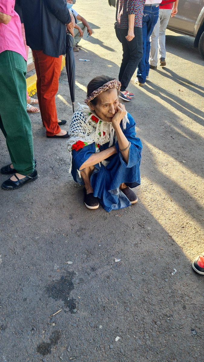 1/2 Me dio tanta tristeza y frustración ver esta abuelita😢 temblaba, necesita sus medicamentos pero por 2día no hay consulta en el Mario Mendonza, el sindicato aseguran que les deben derechos laborales,Salud dice que no.