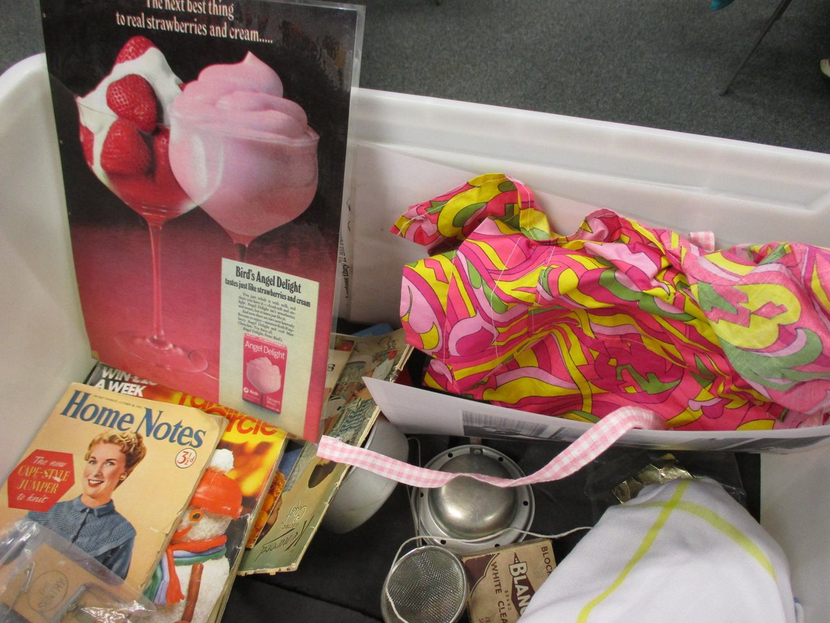 LancsLibraries's tweet image. #KnottEndLibrary has been exploring the contents of a Memory Box
We found some really cool stuff. Can&apos;t beat a bit of nostalgia!