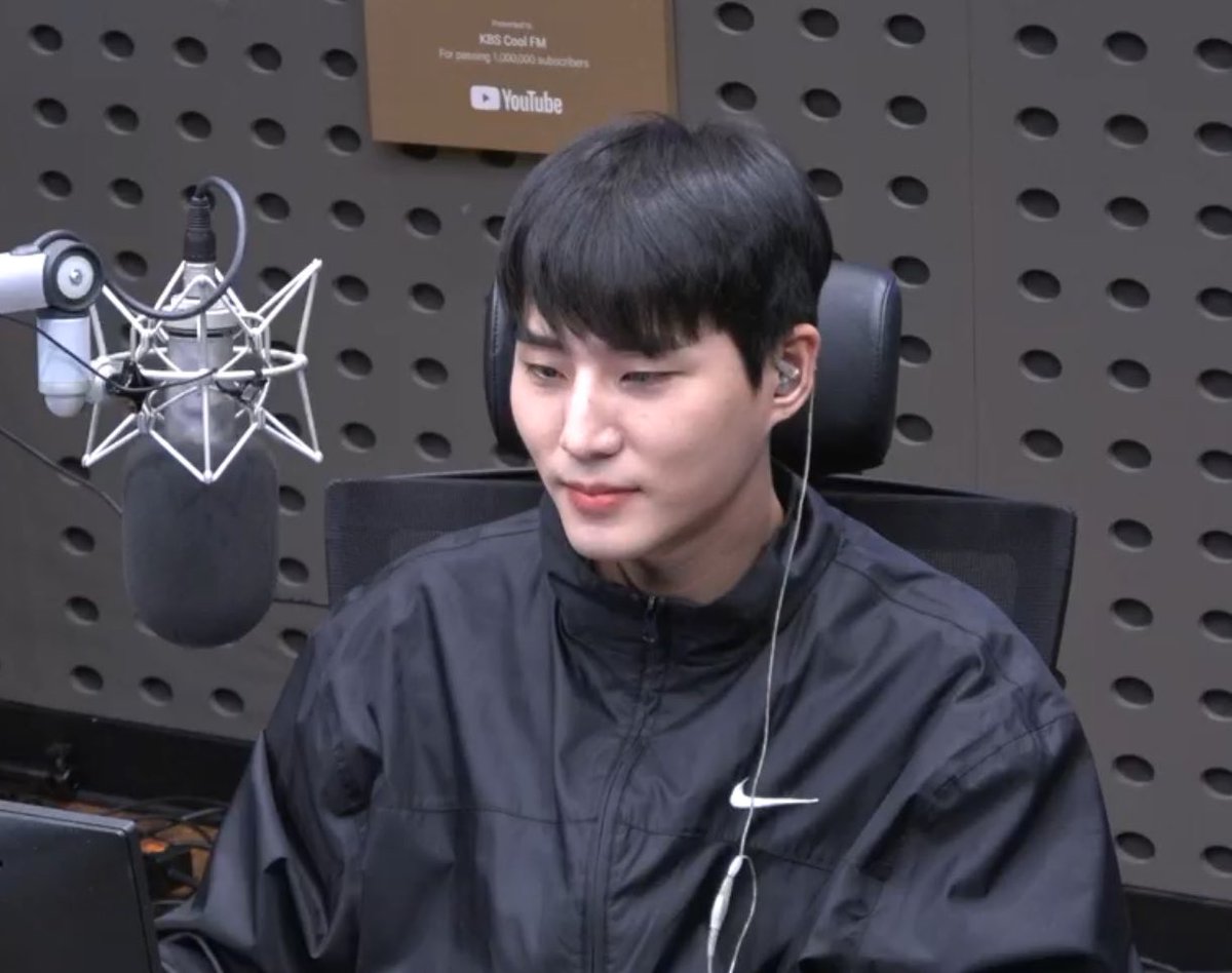 오늘진짜잘생겻다.. 
입덕했어요 저..//