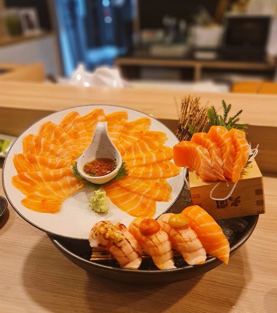 CaptionEMP's tweet photo. Sake &amp; Salmon 🥴🥴🥴 https://t.co/GEmrIz5qyF