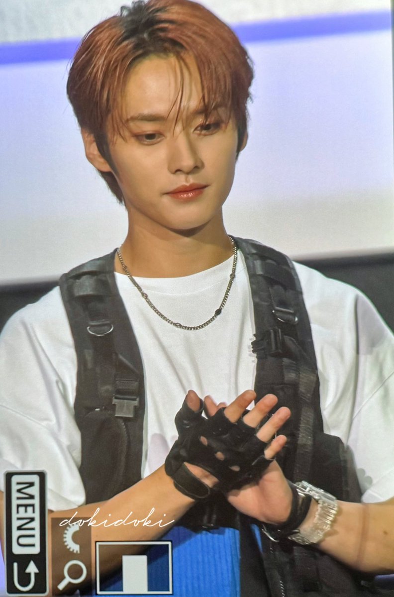 LKWUnion's tweet photo. Lee Know usando de nuevo otro accesorio GUCCI 
cr staysday6 https://t.co/KTA2n0ppyl