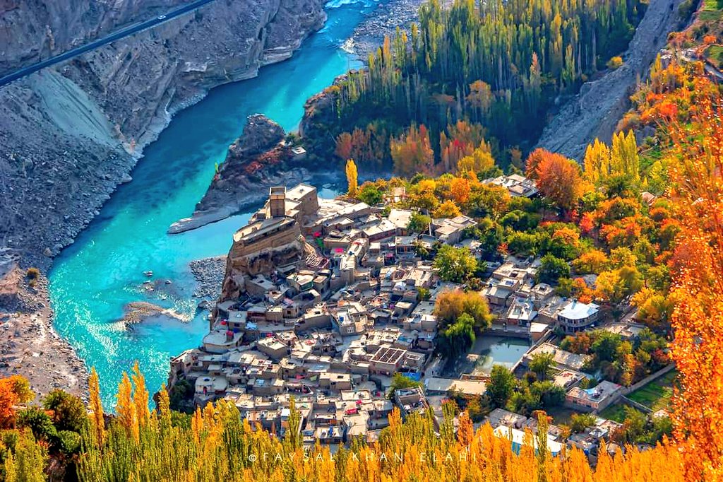 The_North_Blood's tweet photo. Autumn is here, and Winter is coming.
#Autumn #Fall #Hunza #Altit #GilgitBaltistan #Karakoram #Himalayas #Hindukush #Baltit #winterwonderland #mountains https://t.co/0ObBocm0IV