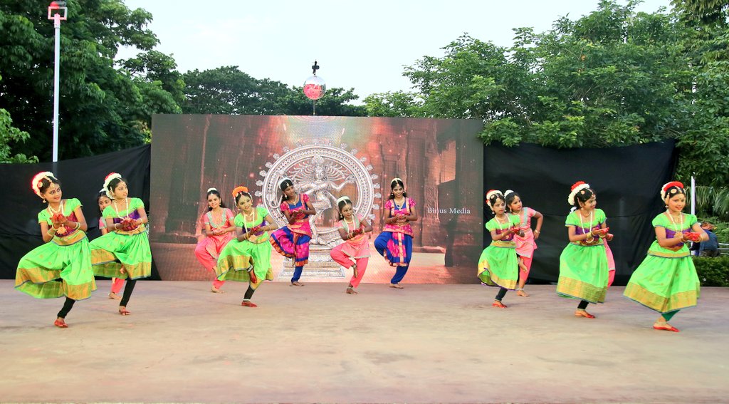 Yoshvas_Studio's tweet photo. Classical dance performance By Pathamanjali, 
Teacher Dr. J. Ronica Christy #first #year #anniversary #dance #show #yoshvasdancestudio https://t.co/LkbxSNlNlw