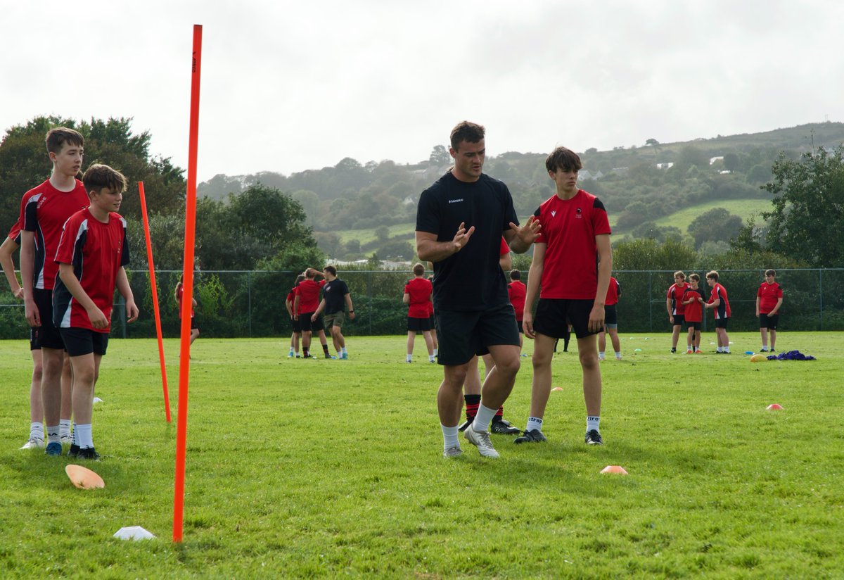 collegepenryn's tweet photo. 🏉 We've been very lucky to have @CornishPirates1 players leading after-school training sessions with our students this term, passing on their valuable, professional knowledge. 🔝 https://t.co/R9DVvDyNij