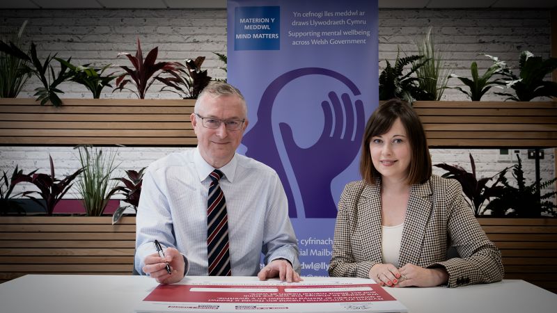 📢 Great news! @WelshGovernment have re-signed the Time to Change Wales Employer Pledge! 🙌 Andrew Goodall, Permanent Secretary, signs the Employer Pledge as a form of commitment to tackle #mentalhealth stigma and discrimination in the workplace. #WorldMentalHealthDay