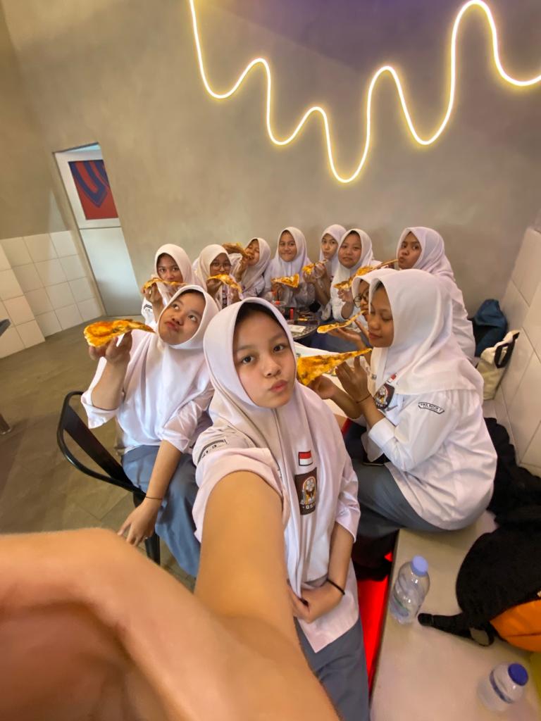 Hari ini aku jadwal nya olahraga sekitar jam 2 an. Karena engga jadi olahraga. Guru nya bolehin pulang jam 2!! Terus kita mampir makan pizza! 🍕🍕

[October 10, 2023]