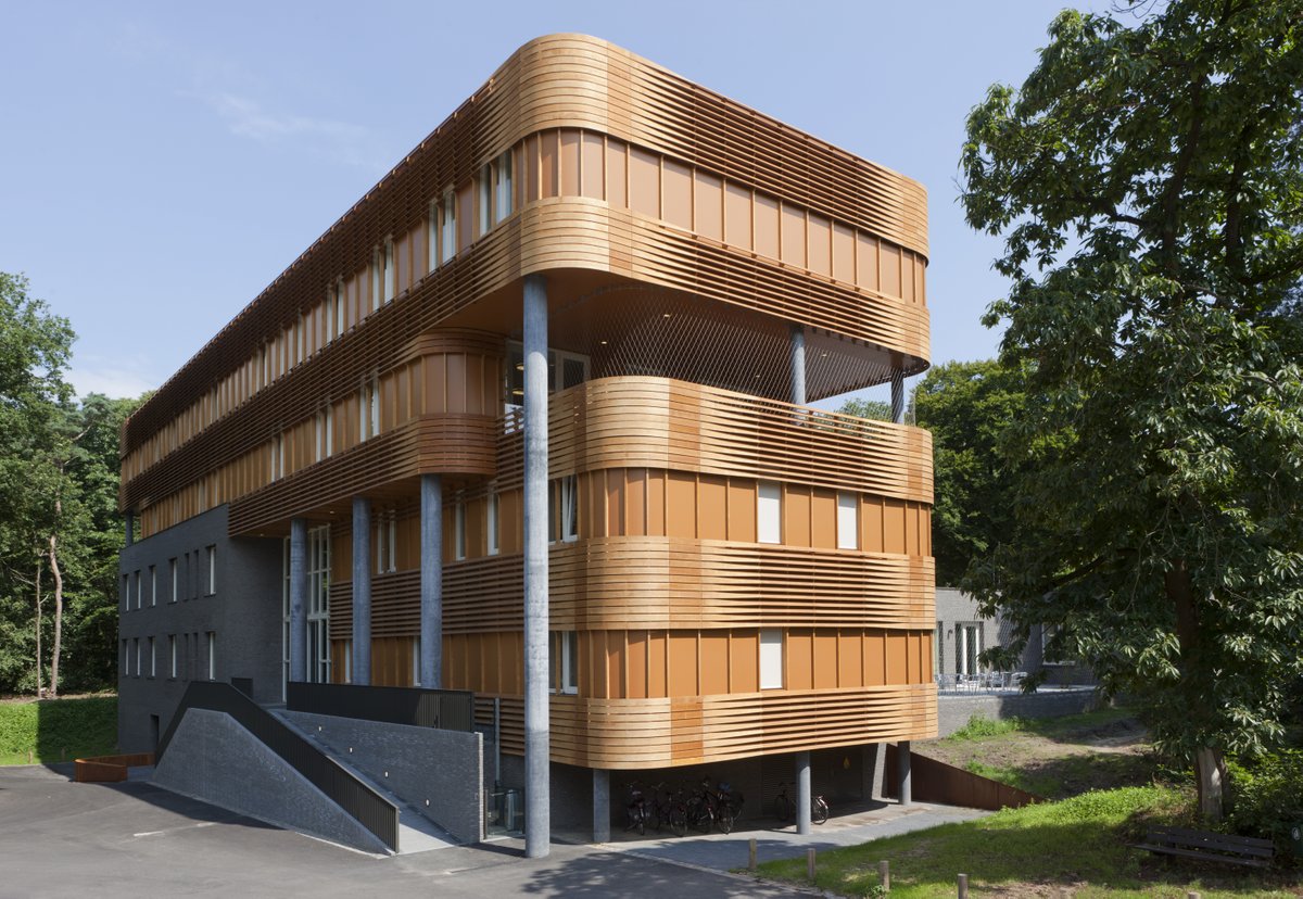 Unveiling Curved Accoya® Marvel at GGZ-Nijmegen, Netherlands! 🌳

✨ The 1960s structures transformed into a modern clinic, a testament to stability and durability. 🏥💪

Learn more about this wonder: ow.ly/4lKE50PU2Z9

 #AccoyaMarvel #ArchitecturalGem