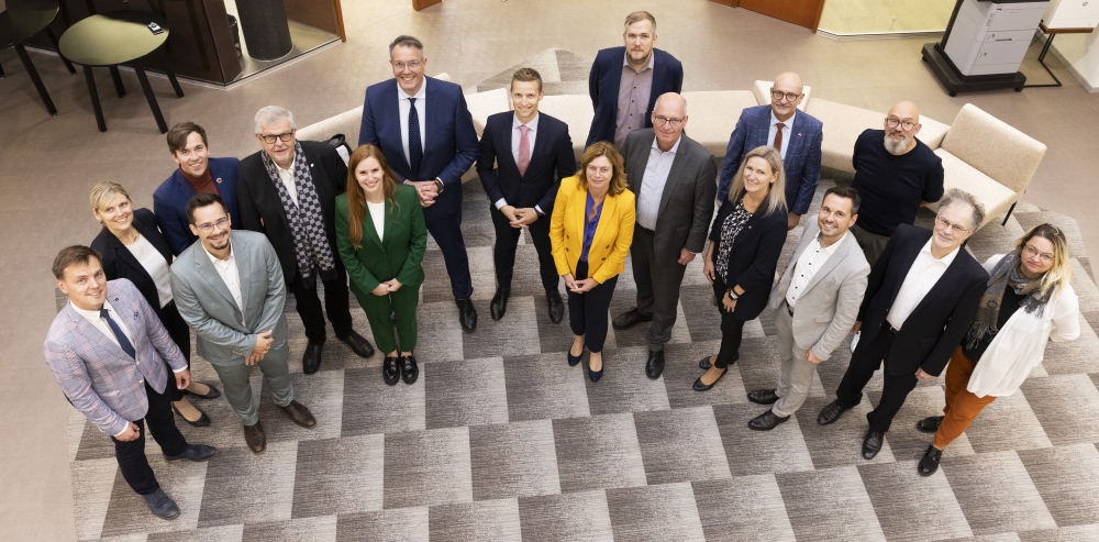 Digitalisierungsminister A. Schweitzer des MASTD RLP (7. v. li.) reiste mit rheinland-pfälzischer Delegation und Rektor Prof. Dr. Holger Mühlenkamp (2. v. re.) nach Tallinn. Der internationale Austausch über Estlands vorbildhafte Verwaltungsdigitalisierung stand im Reisefokus.