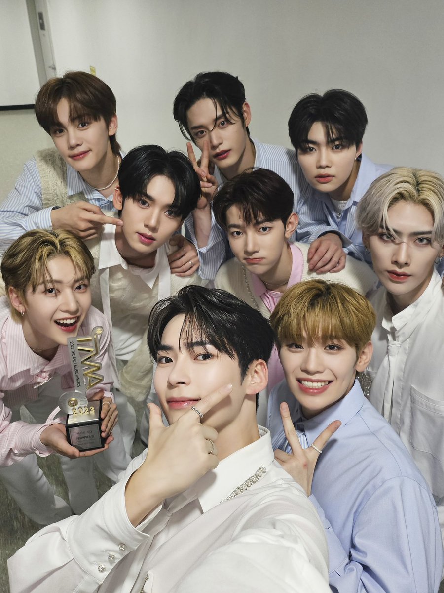 _𝗭𝗘𝗥𝗢𝗙𝗢𝗖𝗨𝗦

제로즈 덕분에 'TMA 넥스트 리더상' 받았어요🩵

수상 소감처럼 제로베이스원은
멈추지 않고 최선을 다해 달려갈 테니

제로즈! 우리 함께 같이 달려봐요😘

#ZEROBASEONE #ZB1
#제로베이스원