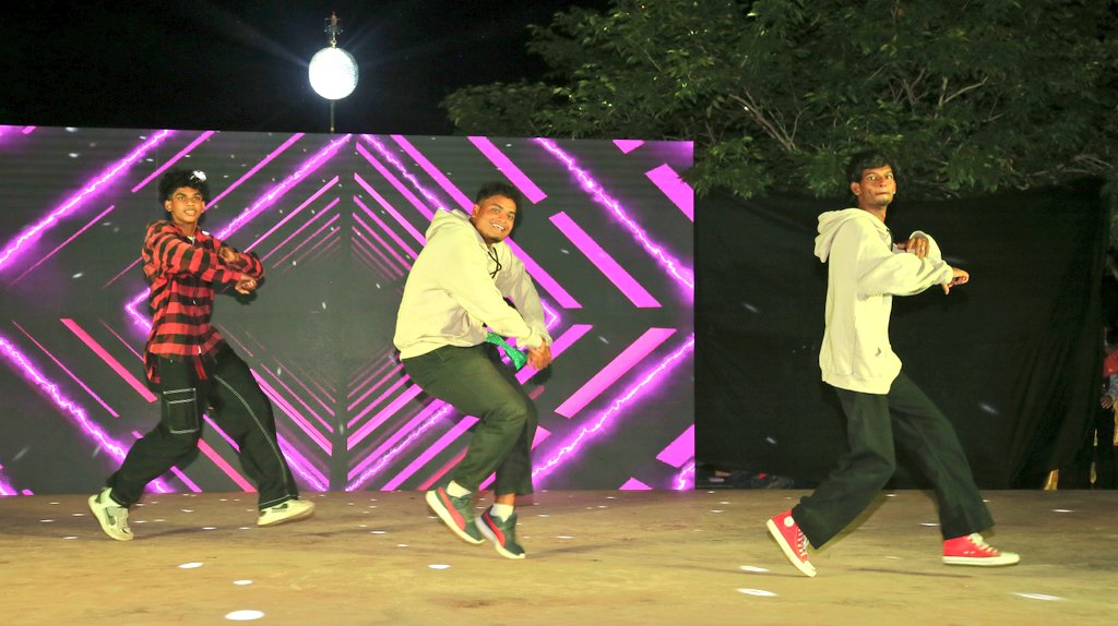 Yoshvas_Studio's tweet photo. Thank you Freeze Dance Academy for the host performance, Choreography by Ram Deva #first #year #anniversary #yoshvasdancestudio #dance #show https://t.co/O4vbQC6vWY