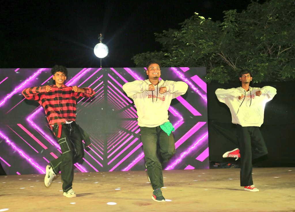 Yoshvas_Studio's tweet photo. Thank you Freeze Dance Academy for the host performance, Choreography by Ram Deva #first #year #anniversary #yoshvasdancestudio #dance #show https://t.co/O4vbQC6vWY