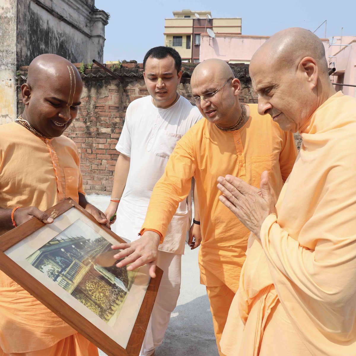radhanathswami's tweet photo. Glimpses from His Holiness Radhanath Swami’s recent visit to ISKCON Dum Dum in Kolkata, India.

#holyvisit #radhanathswami #kolkata https://t.co/MQt72dUmrK