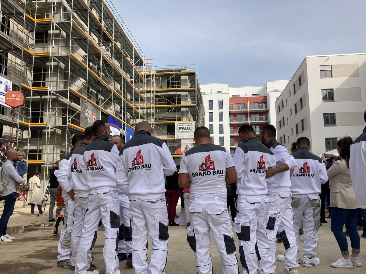 Es geht gut voran im #Schönhofviertel. 
Mit @instone_re entwickeln wir hier ein Quartier mit über 2.000 Wohnungen für rund 6.000 Menschen. 🏗️
Für die Baufelder D und E feiern wir heute Richtfest. 🥂 Von den 606 Wohnungen, die hier entstehen, werden rund 1/3 gefördert und zum