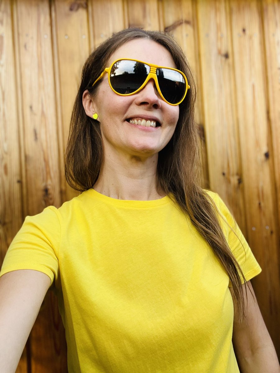 Jane_Mawer's tweet photo. 💛 #Helloyellow 💛 @Youngmindsuk 💛 On World Mental Health Day you can wear something yellow and make a donation to show young people they are not alone 💛 
https://t.co/9DYt7FBTGr https://t.co/yH17vjRhsn