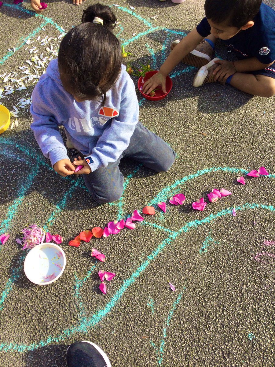 ECS_Keighley's tweet photo. Pre-school worked collaboratively to make transient art and made different marks to create #ElmerTheElephant. #50TTDBradford #04MakeYourMark #20MiniArtists #37TakingTurns #48NaturalArt #LoTc https://t.co/zPOBIhEpSF