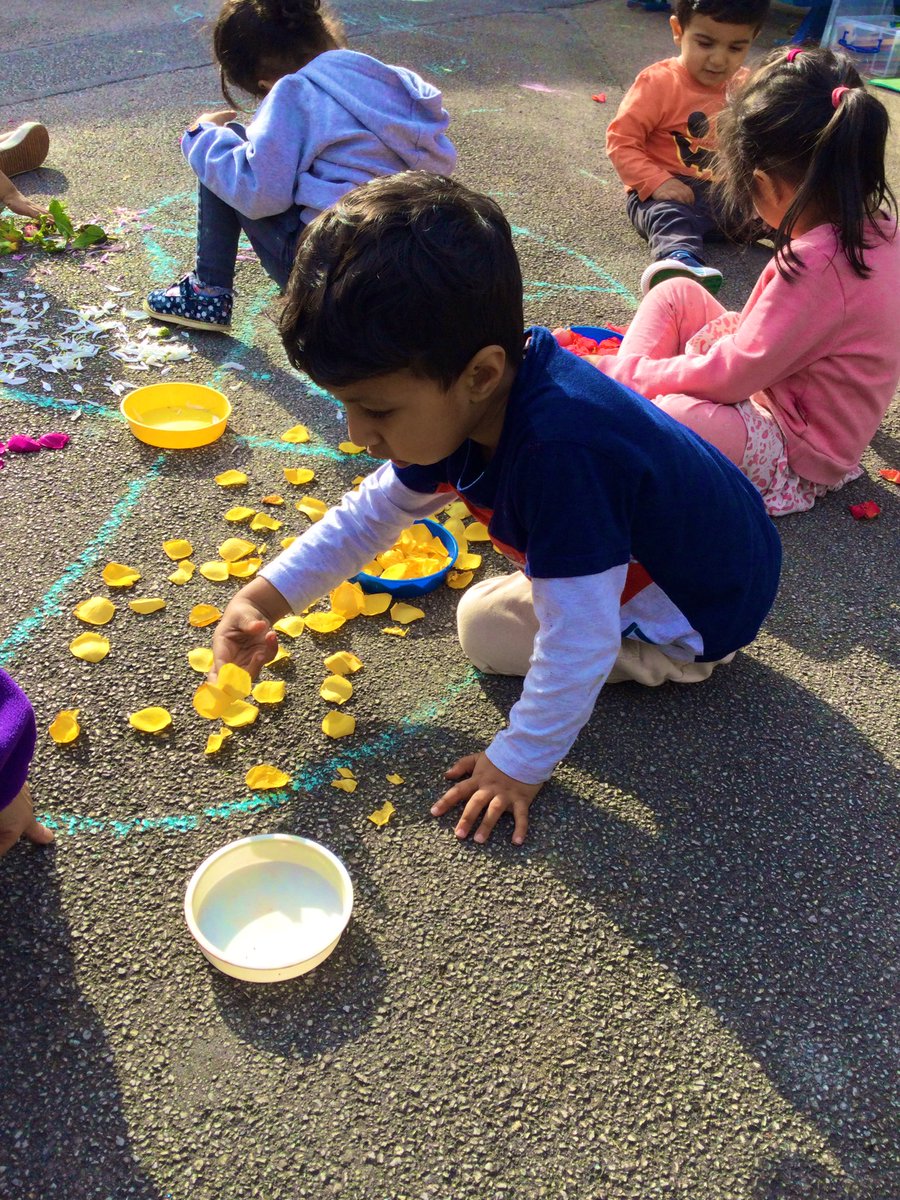 ECS_Keighley's tweet photo. Pre-school worked collaboratively to make transient art and made different marks to create #ElmerTheElephant. #50TTDBradford #04MakeYourMark #20MiniArtists #37TakingTurns #48NaturalArt #LoTc https://t.co/zPOBIhEpSF
