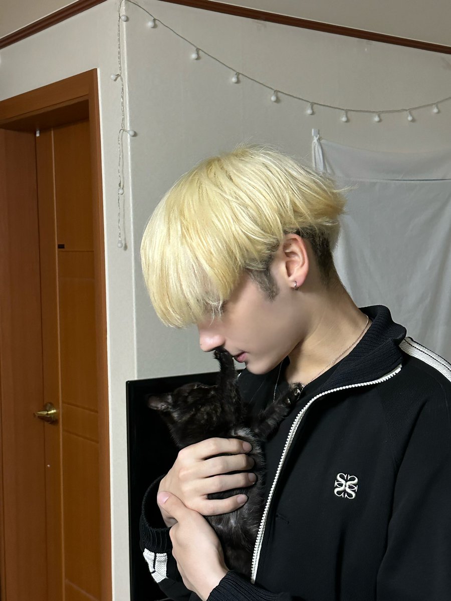 txt_sarangdan2's tweet photo. 🐧 뽀뽀 할려고 하니까 있는 힘껏 막는 아쿠아... https://t.co/ikc2wpgtpP