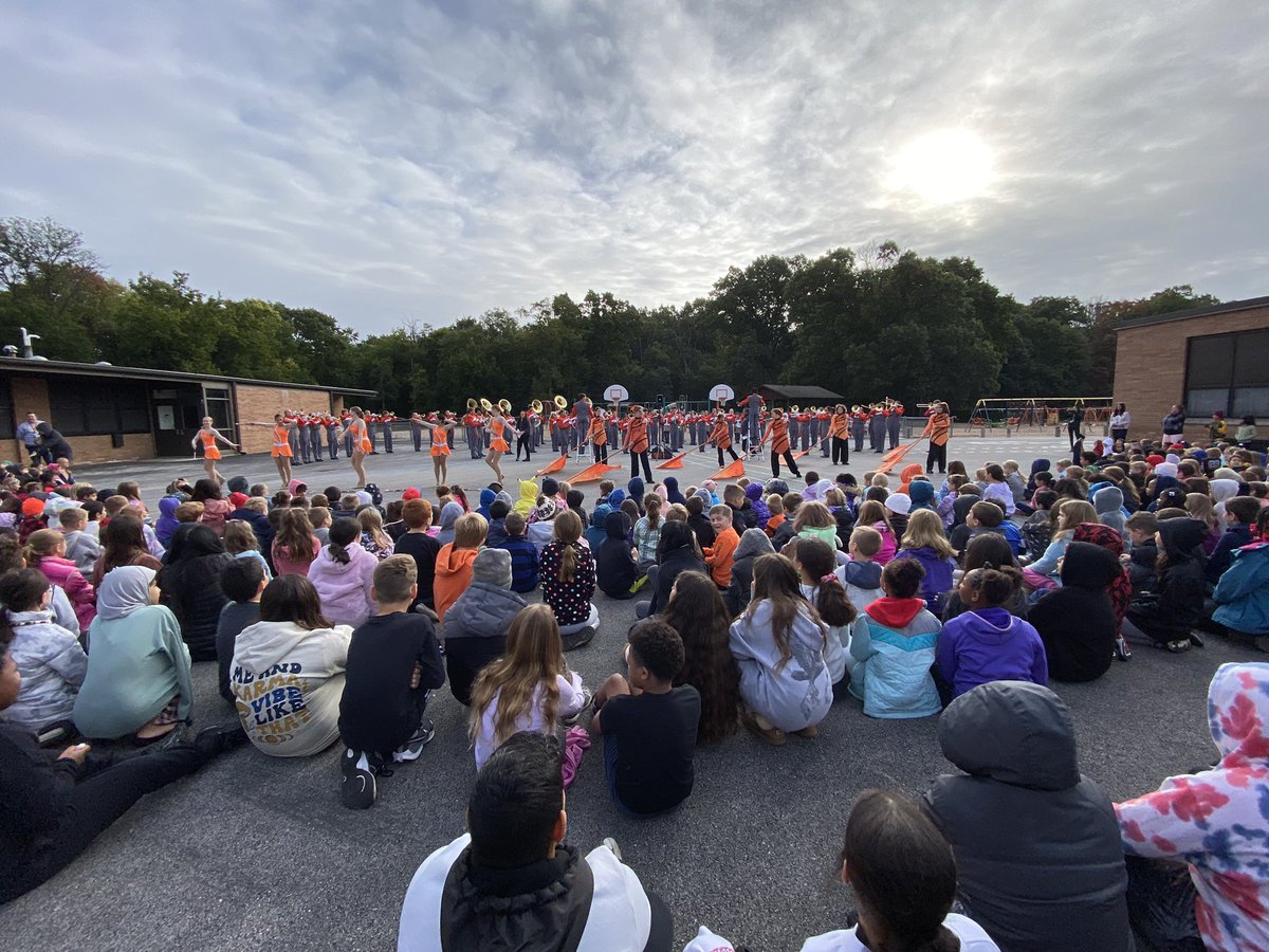 5thStranahan's tweet photo. The Southview Band stopped by today for a whole school concert! 
@SylvaniaSchools @SuptSylvania @SouthviewBand https://t.co/IsrjDWcqrA