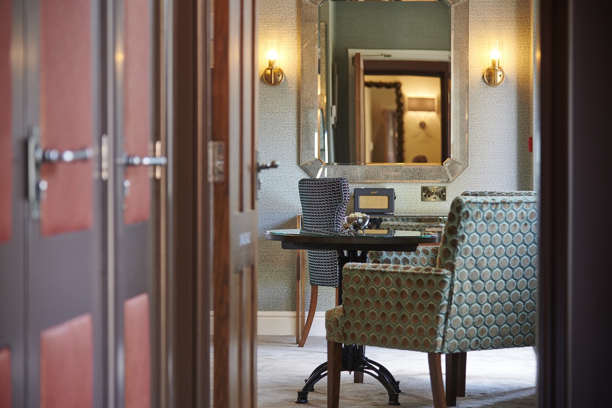 pipeandglass's tweet photo. A luxurious autumnal getaway, complete with elements of cosy and warming candle light.
#autumnvibes #autumnal #autumngetaway #pubswithrooms #pubswithfires #pubswithgardens #pubswithviews #luxurystaysuk #boutiquestyle #pipeandglass #yorkshire #yorkshiregetaway #michelinpub https://t.co/clxQ0AzqzS