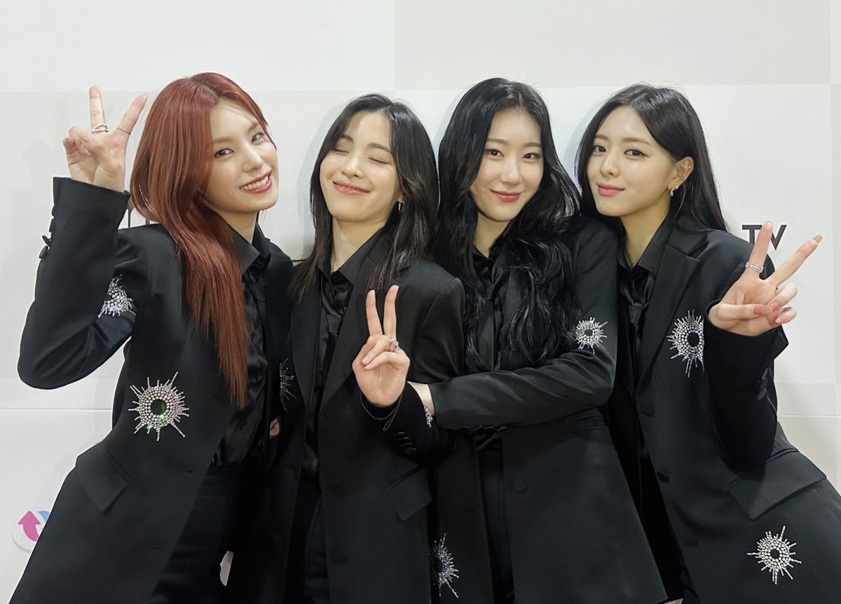 ITZYofficial's tweet photo. [ #TMA ]
✨ 2023 더팩트 뮤직 어워즈 ✨

🏆 올해의 아티스트 (Artist of the Year)

MIDZY 덕분에 ITZY는 오늘도 행복했다는 것이 FACT! ✔
It's a FACT that MIDZY made ITZY’s day full of happiness!✔

#ITZY #MIDZY @ITZYofficial
#ITZY_KILLMYDOUBT
#ITZY_CAKE
@thefact_TMA https://t.co/NjbXmxSHbv
