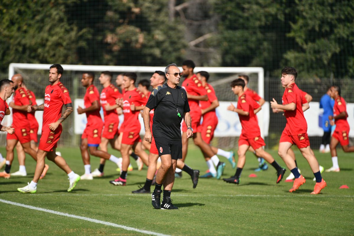 sscalciobari's tweet photo. ⚪️🔴 Ripresa dei lavori in casa Bari. Mister Marino dirige il suo primo allenamento in biancorosso ⚽️
•

#SSCBari #legaB #seriebkt https://t.co/eKq8tjK8k8