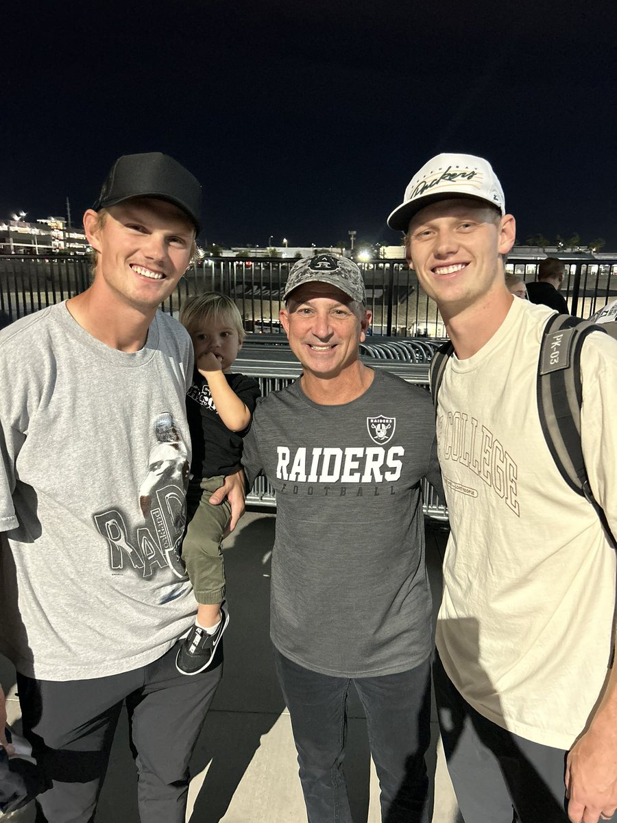 Great night at MNF with <a href="/DanielCarlson38/">Daniel Carlson</a> <a href="/Raiders/">Las Vegas Raiders</a> and brother Anders <a href="/packers/">Green Bay Packers</a> 🤝

The <a href="/AuburnFootball/">Auburn Football</a> in the <a href="/NFL/">NFL</a> is alive and well! #wareagle