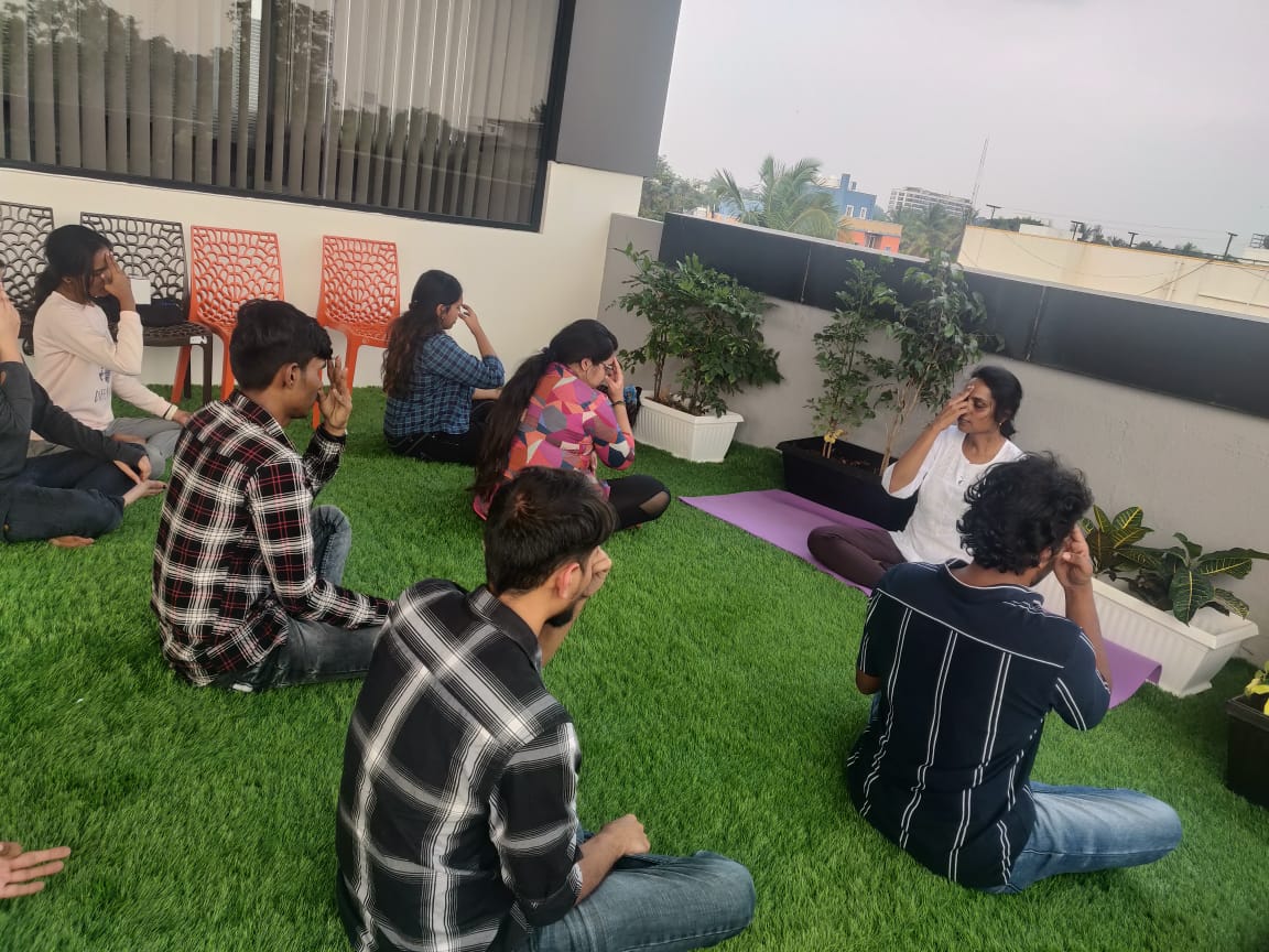 Nu10Tech's tweet photo. •
🧘‍♀️ Yoga Fridays at the office! 🧘‍♂️
We've been unwinding and finding balance together with our colleagues over the last two Fridays. 

On September 22nd and October 6th, @Nu10 dedicated a rejuvenating session for its employees. https://t.co/OR9JgdR1jj